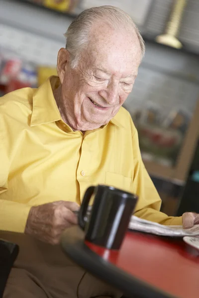 Senior man drinken warme drank — Stockfoto