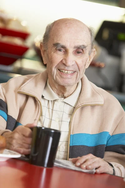 Senior Man Drinken Warme Drank — Stockfoto
