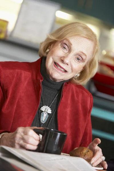 Oudere vrouw die thee drinkt — Stockfoto