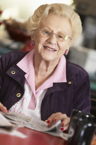 Gazete Okuyan Yaşlı Kadın — Stok fotoğraf