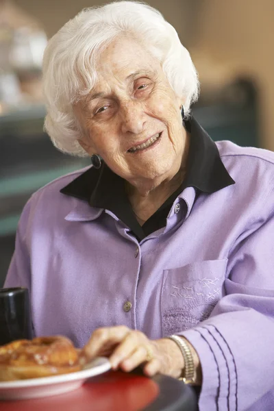 Donna anziana che prende il tè del mattino — Foto Stock