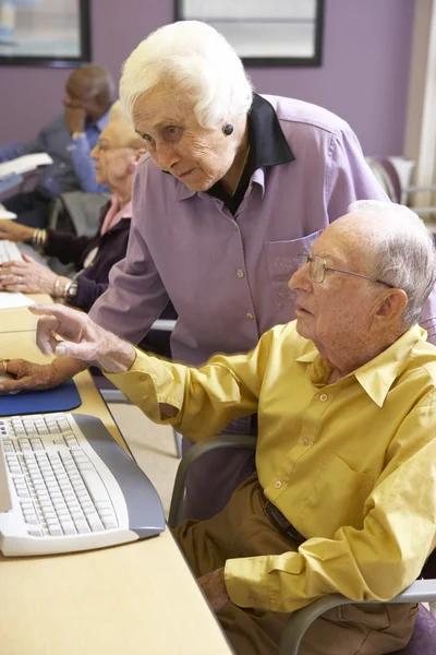 Senior Vrouw Helpen Senior Man Gebruik Computer — Stockfoto