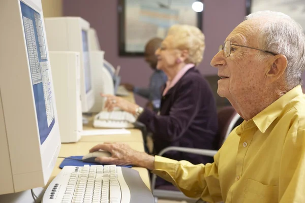 Homme âgé utilisant un ordinateur — Photo