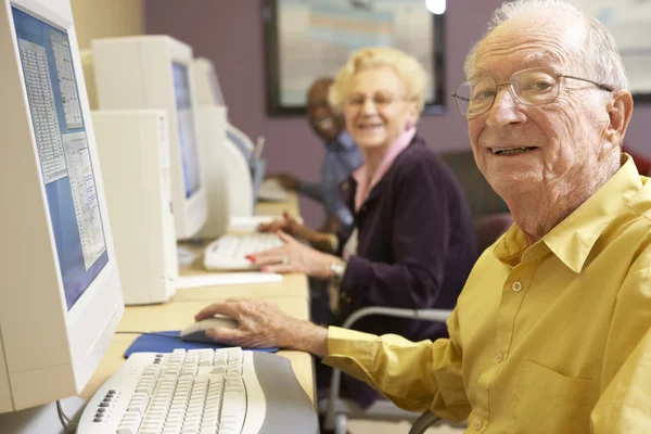 Starszy Człowiek Pomocą Komputera — Zdjęcie stockowe