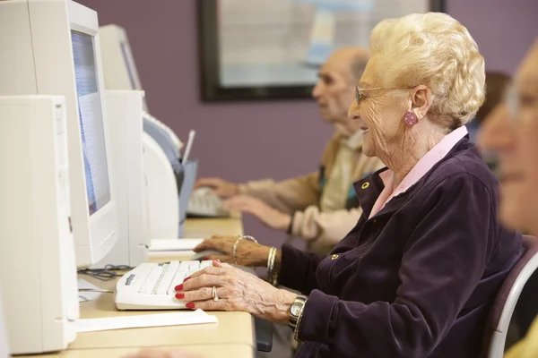 Seniorin nutzt Computer — Stockfoto