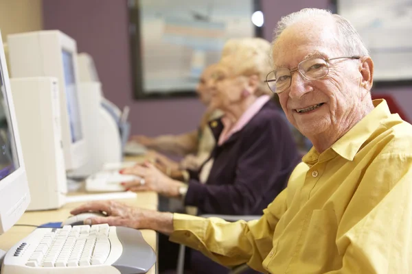 Uomo Anziano Che Utilizza Computer — Foto Stock