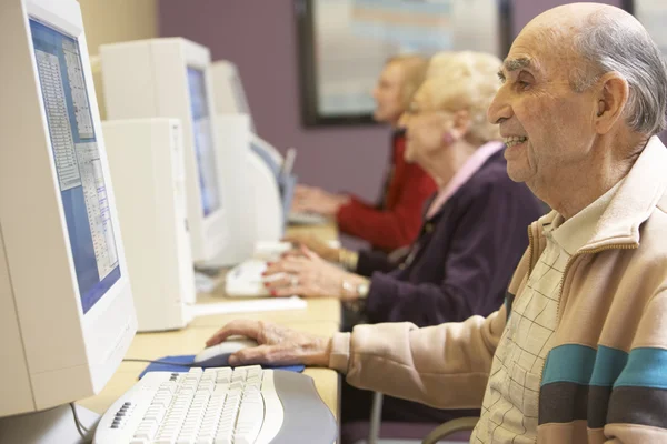 Älterer Mann benutzt Computer — Stockfoto