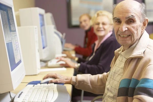 Starszy Człowiek Pomocą Komputera — Zdjęcie stockowe