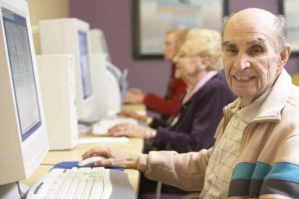 Uomo Anziano Che Utilizza Computer — Foto Stock