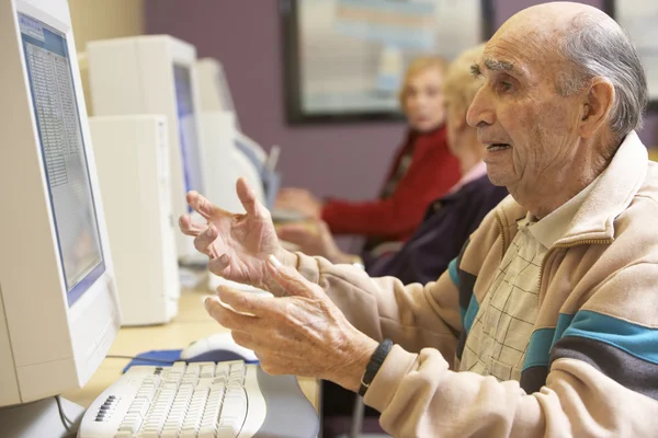Homme âgé utilisant un ordinateur — Photo