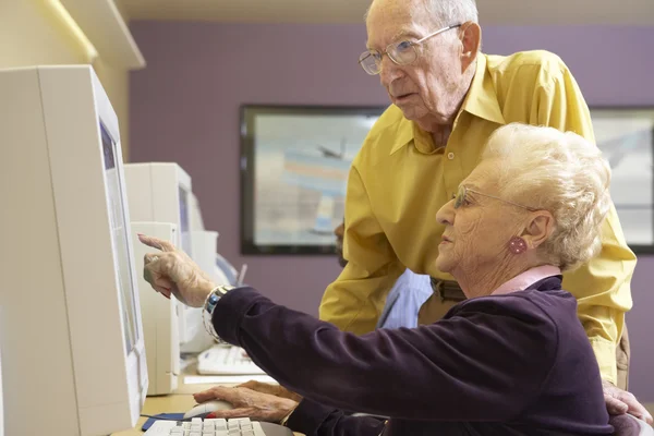 Ανώτερος Άνθρωπος Βοηθήσει Ανώτερος Γυναίκα Χρησιμοποιεί Τον Υπολογιστή — Φωτογραφία Αρχείου