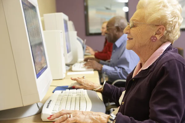 Старшая женщина за компьютером — стоковое фото