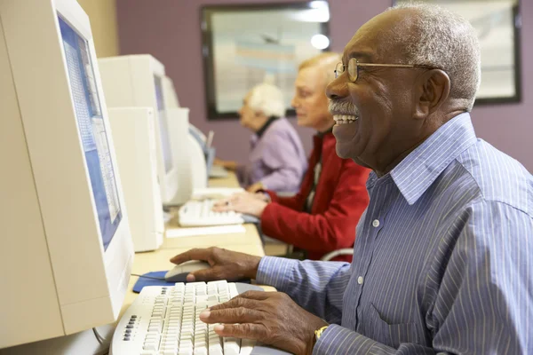 Старший Человек Помощью Компьютера — стоковое фото