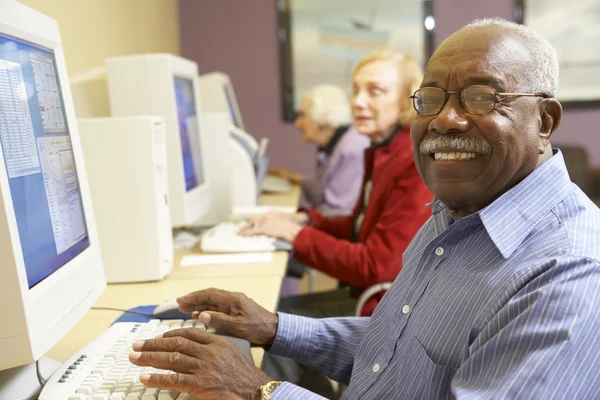 Älterer Mann benutzt Computer — Stockfoto