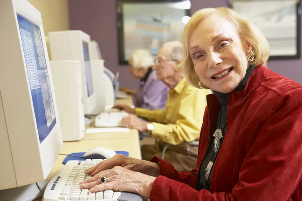 Seniorin Nutzt Computer — Stockfoto