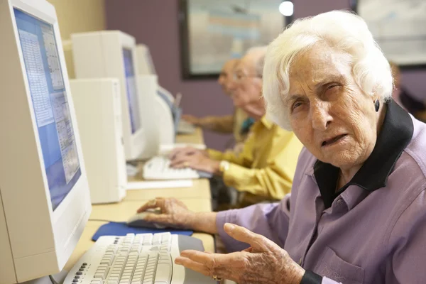Старша жінка використовує комп'ютер — стокове фото