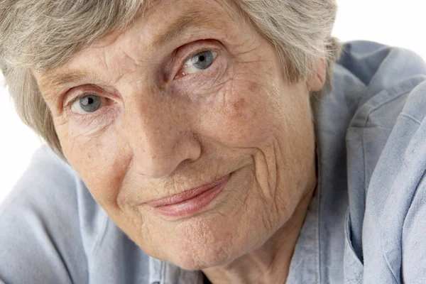 Portret van senior vrouw die lacht op de camera — Stockfoto