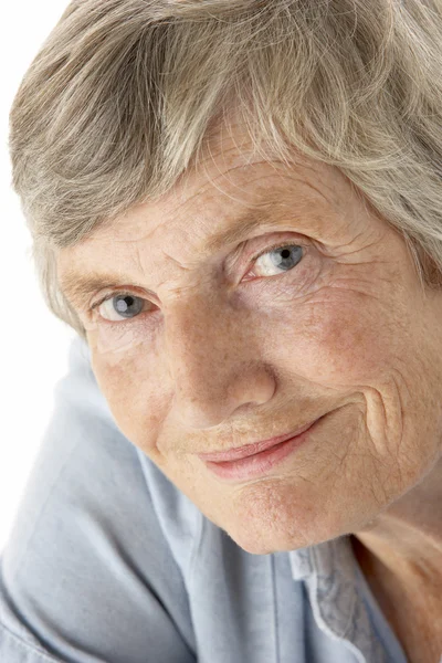 Portrét starší ženy úsměv na kameru — Stock fotografie