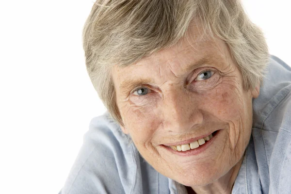 Портрет пожилой женщины, улыбающейся перед камерой — стоковое фото