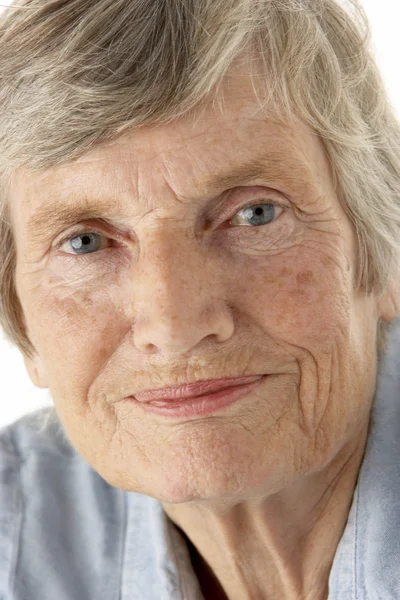Портрет пожилой женщины, улыбающейся перед камерой — стоковое фото