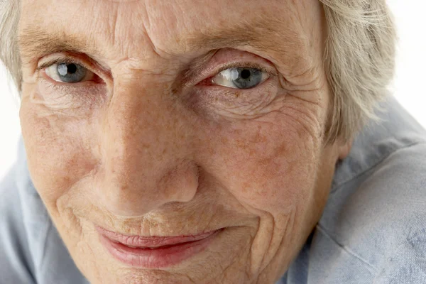 Portret Senior Kobieta Uśmiechając Się Kamery — Zdjęcie stockowe
