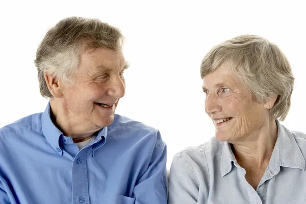 お互いに笑みを浮かべて年配のカップルの肖像画 — ストック写真