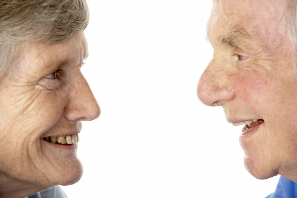 Портрет пожилой пары, улыбающейся друг другу — стоковое фото