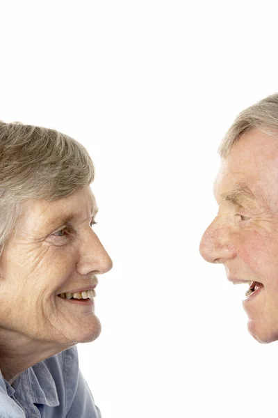 Birbirlerine Gülümseyen Kıdemli Bir Çift Portre — Stok fotoğraf