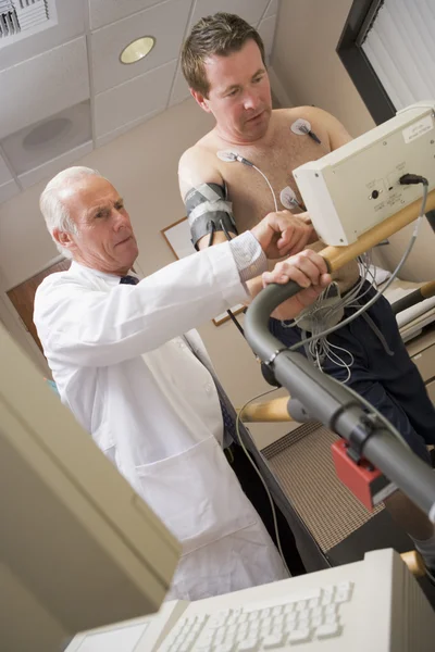 Γιατρός παρακολούθηση τα ασθενή κατά τη διάρκεια του τσεκ — Φωτογραφία Αρχείου
