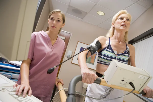 Verpleegster Met Patiënt Tijdens Gezondheidscontrole — Stockfoto