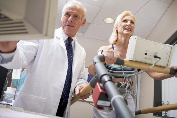 Arts Met Patiënt Tijdens Gezondheid Controleren — Stockfoto