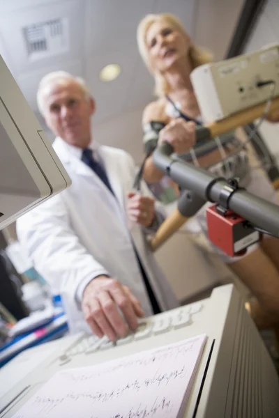 Doctor With Patient During Health Check — Stock Photo, Image