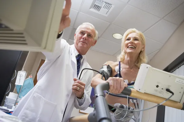Doctor With Patient During Health Check — Stock Photo, Image