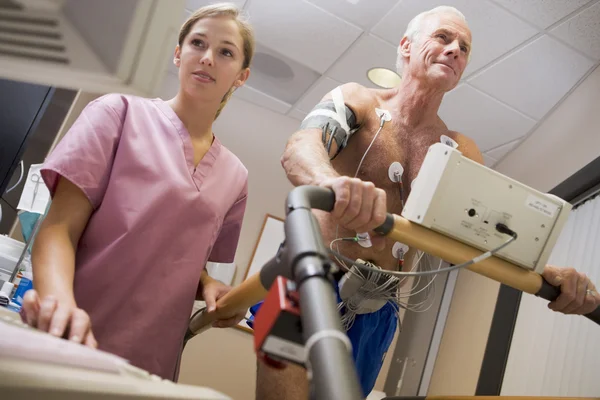 Verpleegster met patiënt tijdens gezondheidscontrole — Stockfoto