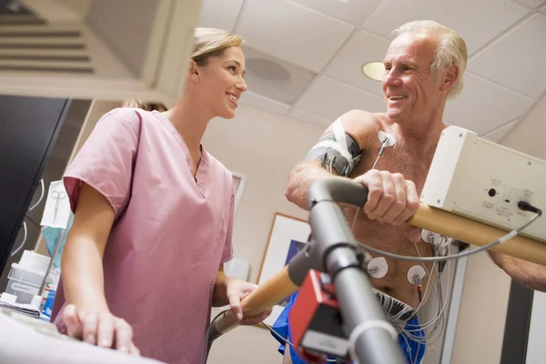 Pielęgniarki z pacjentem podczas wyboru zdrowia — Zdjęcie stockowe