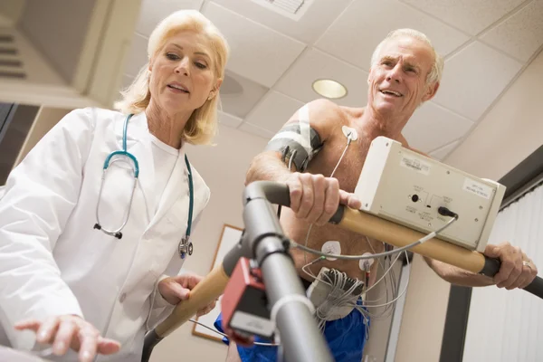 Doctor Patient While Run Being Monitored — Stock Photo, Image