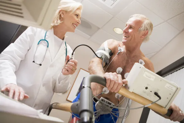 Médico Monitoreando Frecuencia Cardíaca Del Paciente Una Cinta Correr —  Fotos de Stock