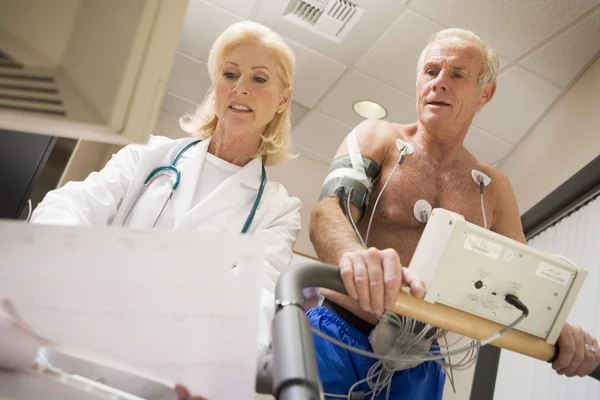 Medico monitoraggio del battito cardiaco del paziente su un tapis roulant — Foto Stock