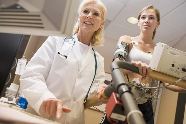 Doctor Monitoring The Heart-Rate Of Patient On A Treadmill — Stock Photo, Image