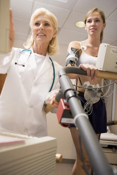 Médico Monitorando Frequência Cardíaca Paciente Uma Esteira — Fotografia de Stock