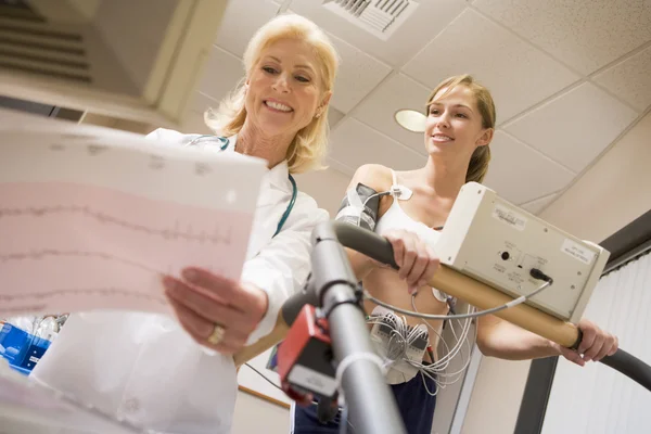Médico Monitorando Frequência Cardíaca Paciente Uma Esteira — Fotografia de Stock