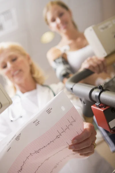 Médecin Surveillant Fréquence Cardiaque Patient Sur Tapis Roulant — Photo