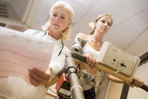 Arts toezicht op de hartfrequentie van de patiënt op een loopband — Stockfoto
