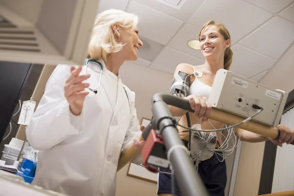 Arzt Überwacht Die Herzfrequenz Des Patienten Auf Einem Laufband — Stockfoto