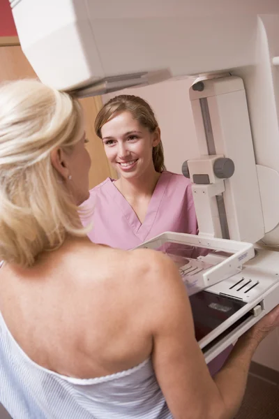 Verpleegkundige meewerkende patiënt ondergaat, mammogram — Stockfoto