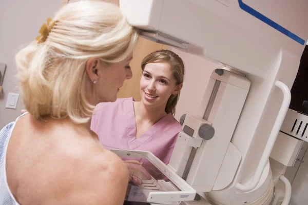 Verpleegkundige meewerkende patiënt ondergaat, mammogram — Stockfoto