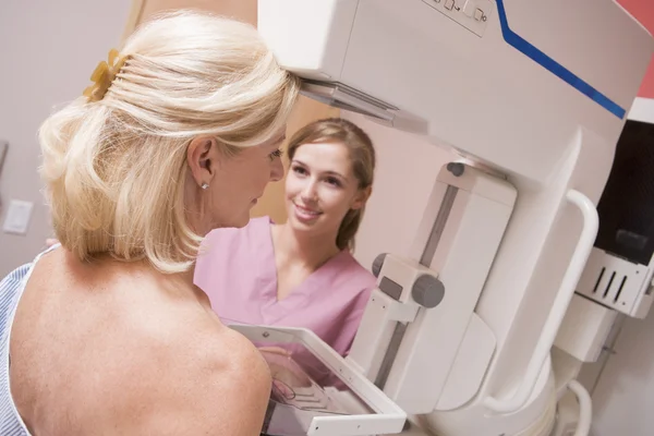 Krankenschwester Hilft Patientin Bei Mammografie — Stockfoto