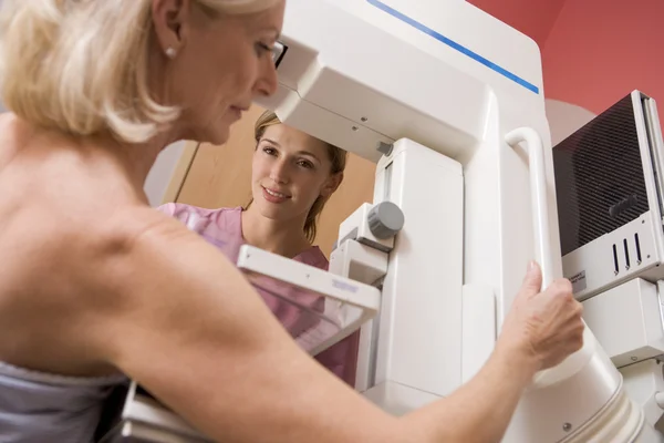 Enfermera Asistente Paciente Sometida Mamografía —  Fotos de Stock