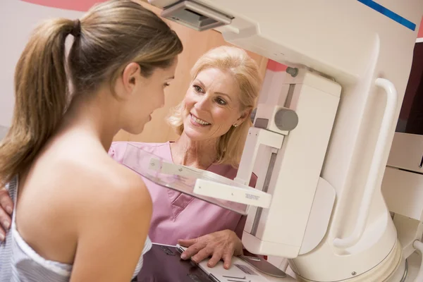 Медсестра ассистирует пациенту, проходящему маммографию — стоковое фото