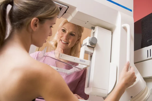 Sestra Pomáhající Pacient Podstupuje Mamogram — Stock fotografie